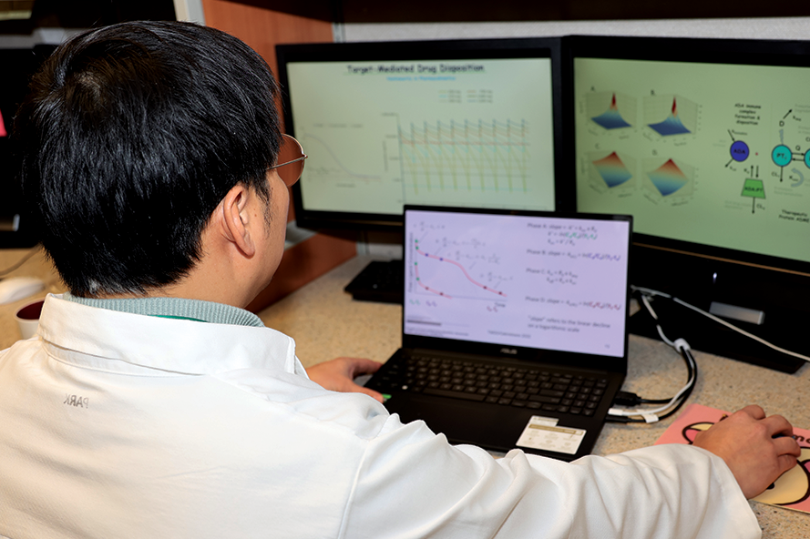 Pharmacy PhD student works on Pharmacometrics.