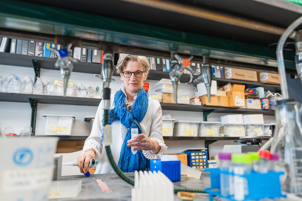 Maria Gomes Solecki in lab